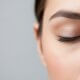 Fatigue visuelle ou fatigue globale ? Découvrez les liens entre vos yeux, votre énergie et votre mode de vie, avec des pistes simples pour retrouver du confort au quotidien.