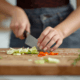 Préparation de légumes frais pour une alimentation variée favorisant l'équilibre du microbiote.